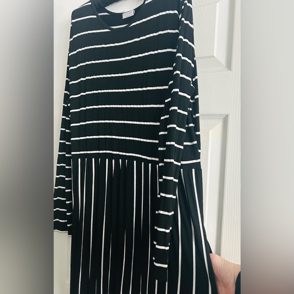 Hount Black and White Striped Maxi Dress Flowy, Long with Pockets, size 2X - Picture 5 of 6